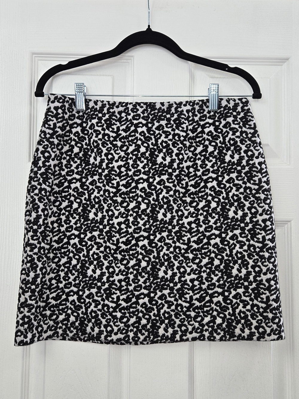 Express Womens Skirt Medium Black White Leopard Print Stretch Knit Pull On Mini